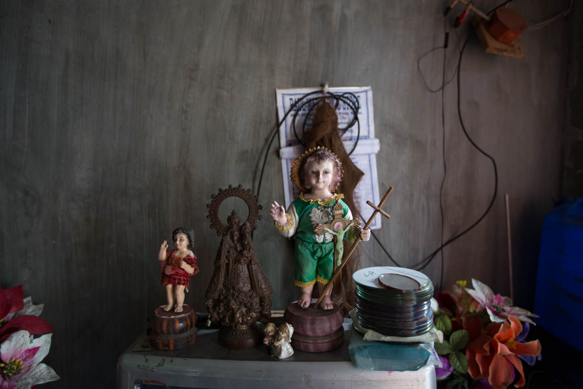 Santo Niño - In every Filipino home is a figure of Santo Niño, the oldest religious image in the Philippines. It is a venerated figure of a vested infant Jesus who is believed to be miraculous. Angeles City, Philippines, June 2015. - Copyright © © S. Borcard - N. Metraux - Angeles - Central Luzon - Philippines - <A href="https://maps.google.com/?ll=15.17343,120.601083&z=16" target="_blank">(Map Santo Niño)</A>