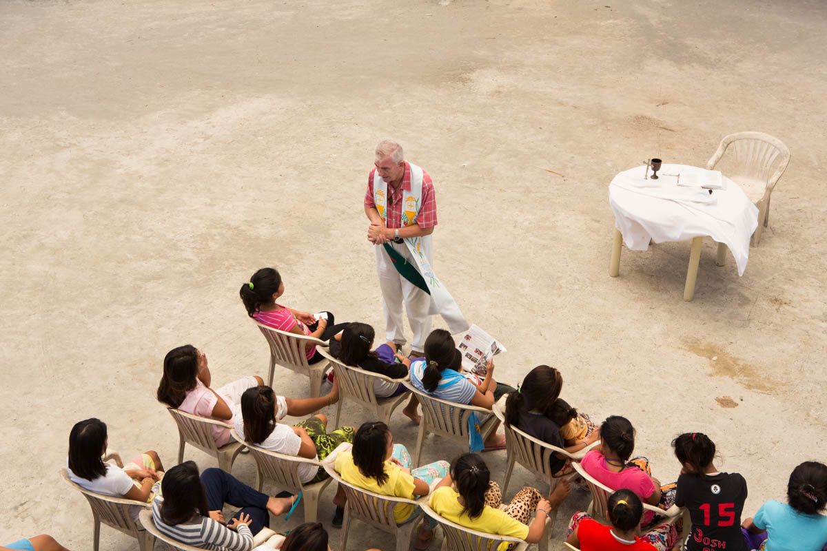 Shay Cullen  - Father Shay Cullen, an Irish missionary established in the Philippines and founder of the PREDA foundation celebrating the Sunday mass at the girl’s shelter of his foundation.  Olongapo, Philippines, May 2015. - Copyright © © S. Borcard - N. Metraux - Subic - Central Luzon - Philippines - <A href="https://maps.google.com/?ll=14.924882,120.241173&z=16" target="_blank">(Map Shay Cullen )</A>