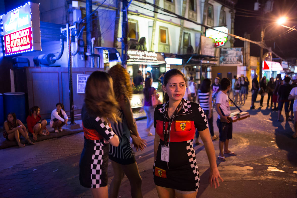 Fields Avenue by night - Women working at the Tarana Fire Restaurant wearing Ferrari outfits on Fields Avenue. Of late there has been an increase in South Korean ownership of both bars and brothels. Angeles City, Philippines, May 2015. - Copyright © © S. Borcard - N. Metraux - Angeles - Central Luzon - Philippines - <A href="https://maps.google.com/?ll=15.167375,120.588597&z=16" target="_blank">(Map Fields Avenue by night)</A>