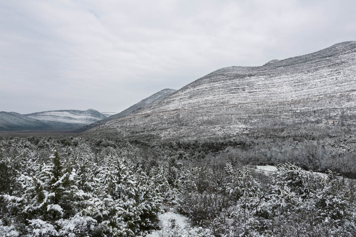 Last snow of the year in Bosnia - The last snow of the season covers the scrubland of southern Bosnia and Herzegovina. Near Neum, March 2013 - Copyright © © S. Borcard - N. Metraux - Trebinje - Federacija Bosna i Hercegovina - Bosnie-Herzégovine - 