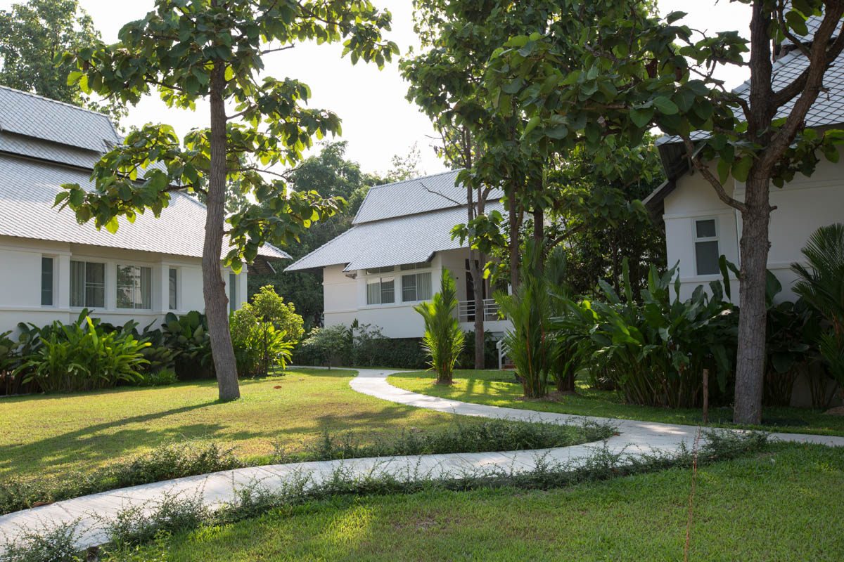 Hotel Bungalows - The complex is built on a 36’000 square meters green terrain. Six pavilions with 12 rooms each should host Alzheimer and senile dementia patients. Four luxurious bungalows with two rooms each can host short-term guests. Sadly today there are only two patients here. Doi Saket, Chiang Mai, Thailand, May 2015. - Copyright © © S. Borcard - N. Metraux - Doi Saket - Chiang Mai - Thailand - <A href="https://maps.google.com/?ll=18.901392,99.140033&z=16" target="_blank">(Map Hotel Bungalows)</A>