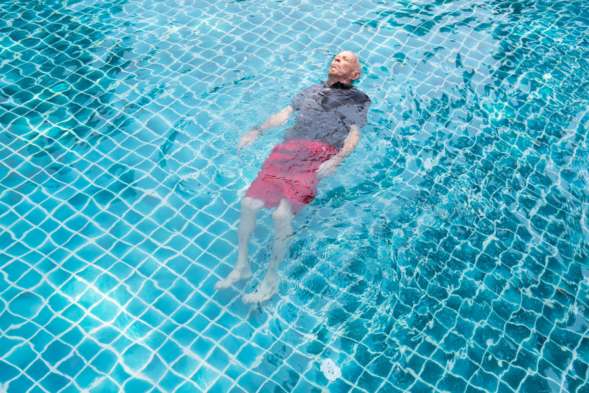 At the swimming pool - Paul, 85, enjoys the swimming pool. Built specially for handicapped people, the pool is only 80 cm deep and has a wheelchair ramp.  Doi Saket, Chiang Mai, Thailand, May 2015. - Copyright © © S. Borcard - N. Metraux - Doi Saket - Chiang Mai - Thailand - <A href="https://maps.google.com/?ll=18.899512,99.140322&z=16" target="_blank">(Map At the swimming pool)</A>