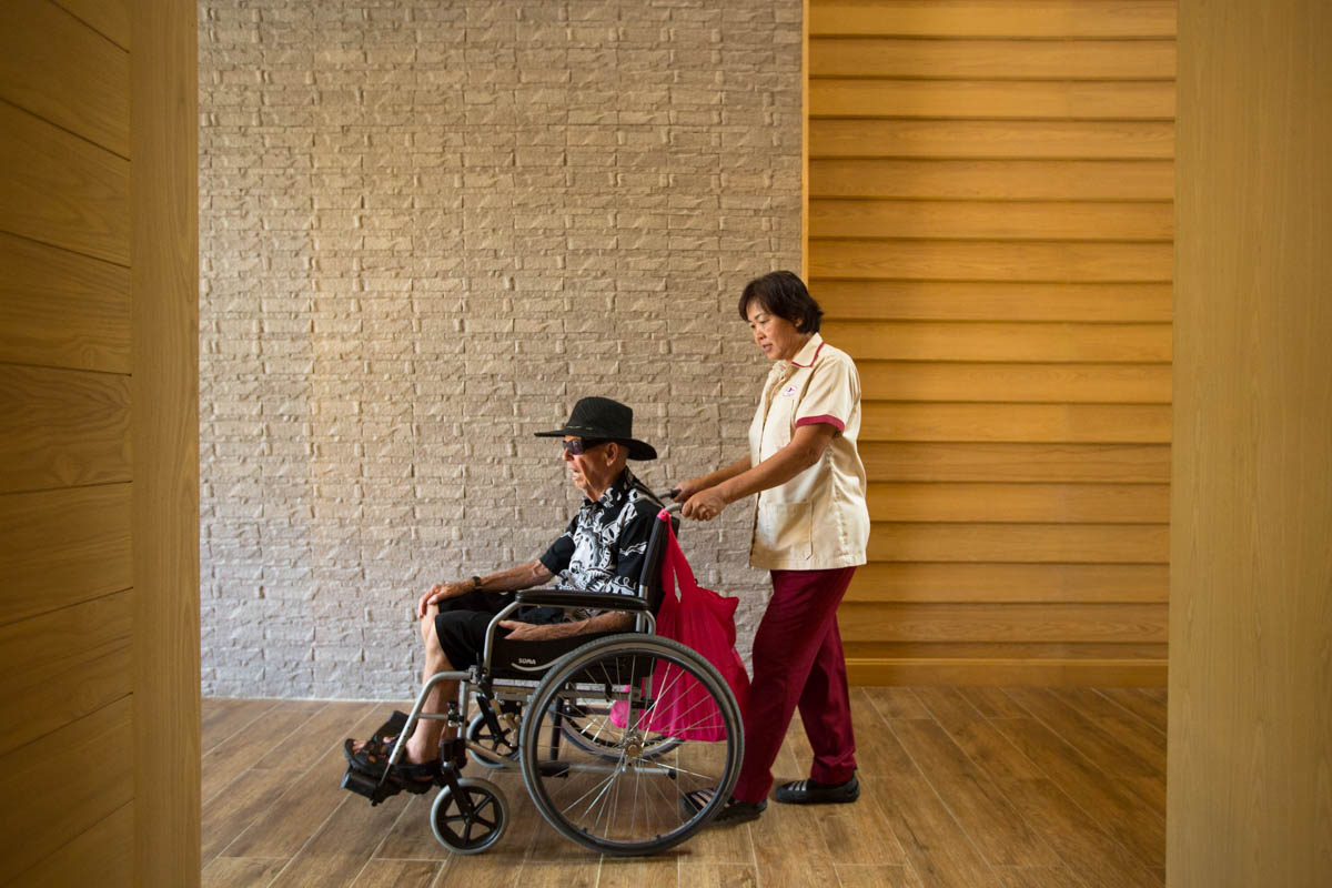 Paul and Sassinee - Paul, 85, and Sassinee, 58, on their way to the Rössli restaurant. Paul is here since 2 months. As an indefatigable globetrotter, he first came to Thailand in the 60ties and has travelled in 65 countries. Doi Saket, Chiang Mai, Thailand, May 2015. - Copyright © © S. Borcard - N. Metraux - Doi Saket - Chiang Mai - Thailand - <A href="https://maps.google.com/?ll=18.899308,99.140522&z=16" target="_blank">(Map Paul and Sassinee)</A>