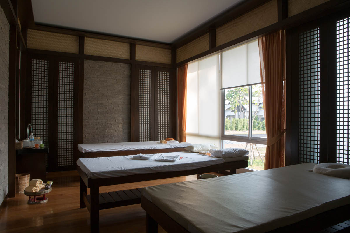 Massage salon - Inside of the nursing pavilion. The pavilion has a beauty parlour, a massage room and a fitness room. Sadly, these rooms remain unused and empty of guests.  Doi Saket, Chiang Mai, Thailand, May 2015. - Copyright © © S. Borcard - N. Metraux - Doi Saket - Chiang Mai - Thailand - <A href="https://maps.google.com/?ll=18.901378,99.140537&z=16" target="_blank">(Map Massage salon)</A>