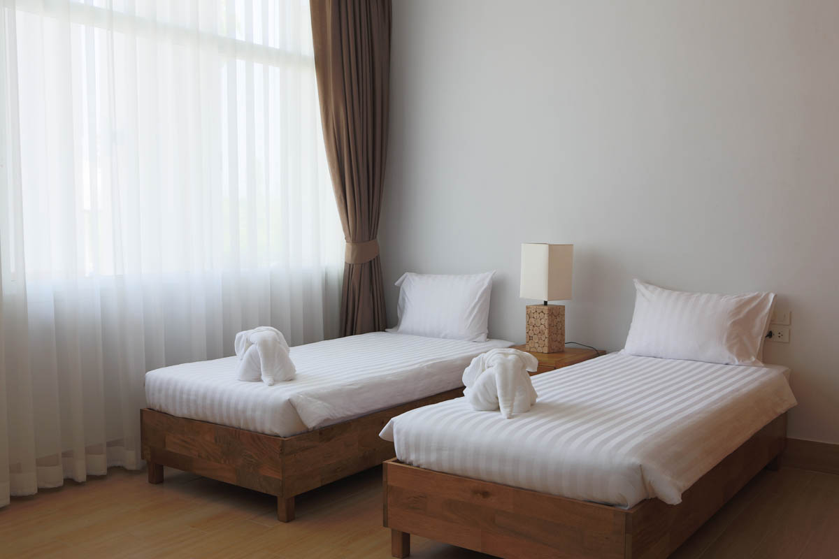 Guest room - Interior of a room for Alzheimer or senile dementia patients. The pavilions have 12 rooms, 3 in each corner. Doi Saket, Chiang Mai, Thailand, May 2015. - Copyright © © S. Borcard - N. Metraux - Doi Saket - Chiang Mai - Thailand - <A href="https://maps.google.com/?ll=18.90075,99.14042&z=16" target="_blank">(Map Guest room)</A>