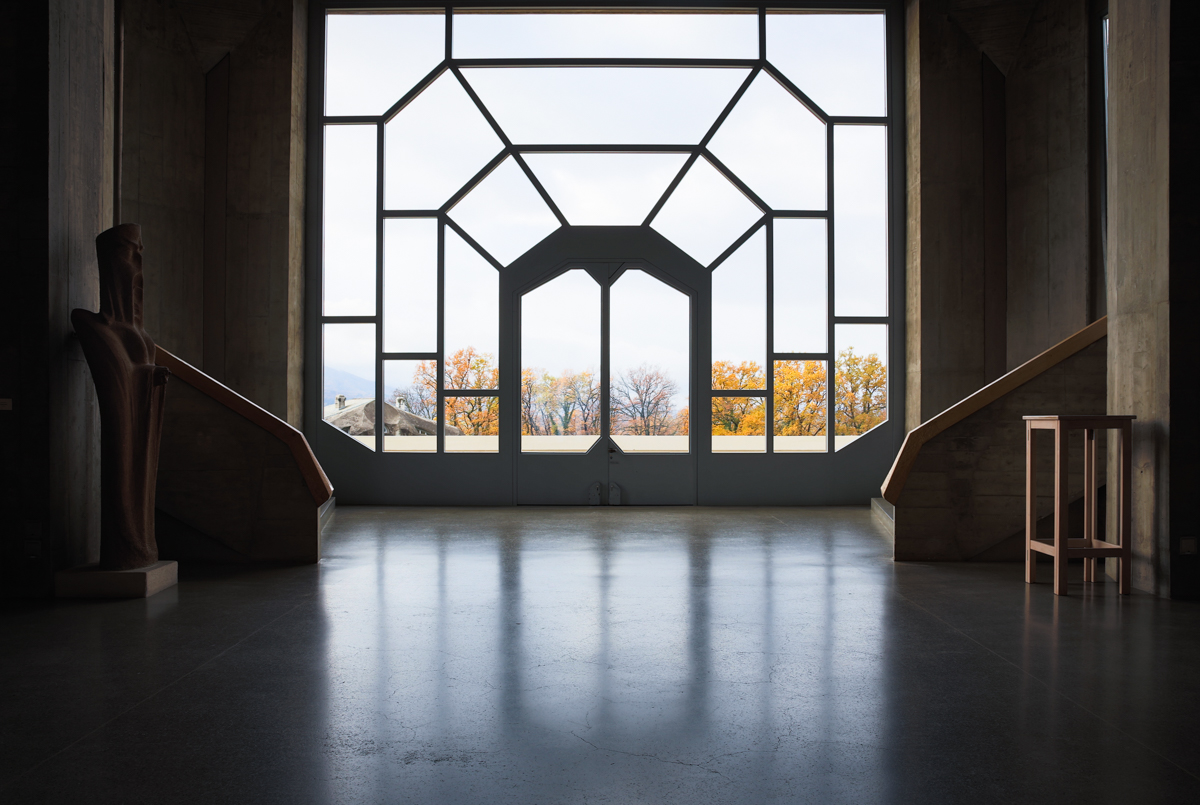 Goetheanum, Treppenhaus, Dornach (Solothurn), Sitz der Anthroposophischen Gesellschaft. Das Herzstück dieses expressionistischen Baus ist der „Große Saal“, in dem die Mysteriendramen Rudolf Steiners, des Gründers der Anthroposophie, aufgeführt werden, aber in dem sich Anthroposophen auch zu Tagungen versammeln. Goetheanum, Dornach, November 2017.