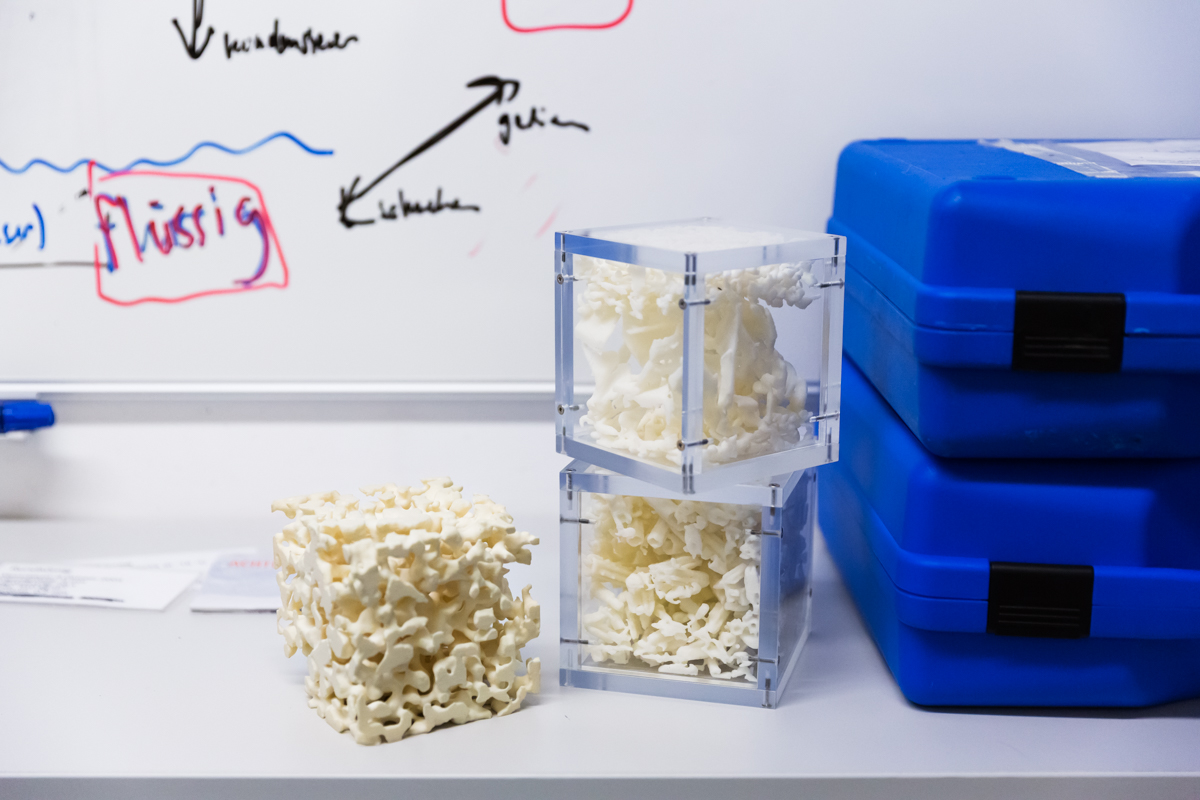 Nach dem Scannen von Schneeproben im Computertomograph, wird die Schneestruktur mit einem 3D Drucker nachgebildet. SLF Hauptsitz, Davos, November 2017.