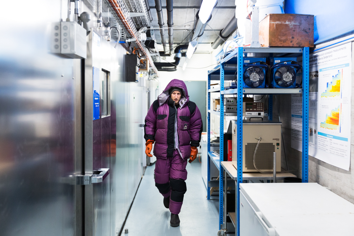 Sebastian Schlögl, Gastdoktorant im Kältelabor-outfit. Hier werden Schneeproben aus aller Welt vermessen und analysiert. SLF Hauptsitz, Davos, November 2017.