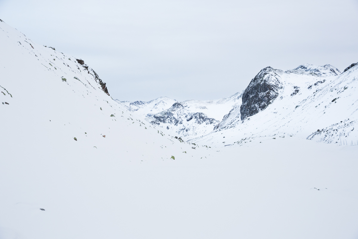 Ansicht vom Flüelapass in der Abenddämmerung. Flüelapass, Davos, November 2017