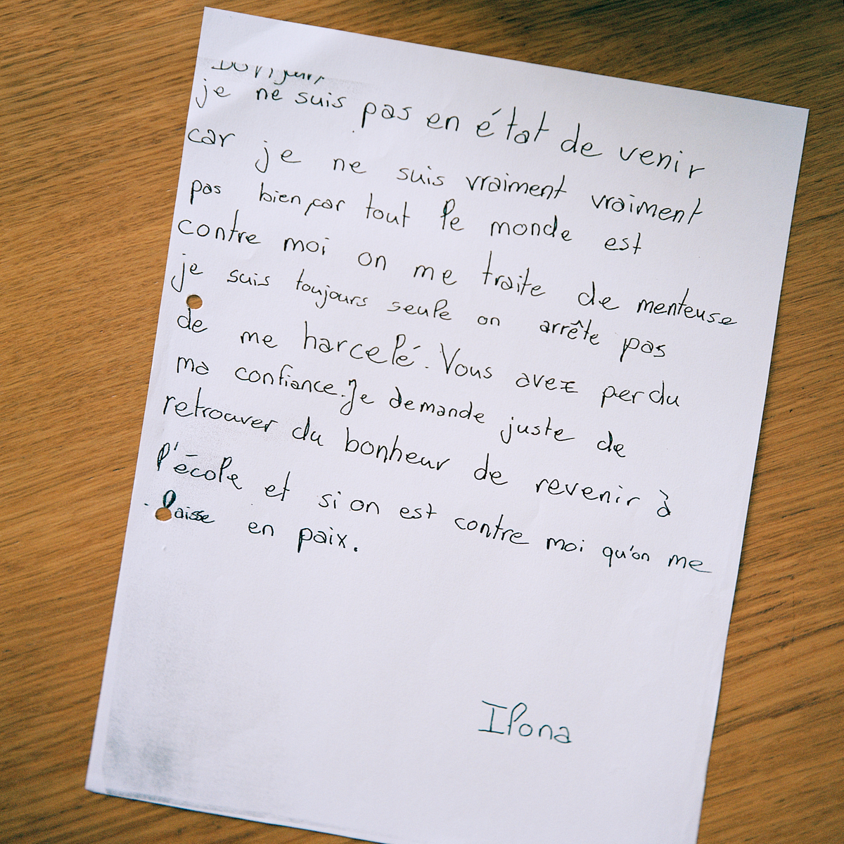 Le harcèlement a pris une telle ampleur qu’il empêche Ilona d’aller à l’école. Voici une copie de l’une des nombreuses lettres d’excuses qu’elle a écrit justifiant son absence. Lentigny, décembre 2017.