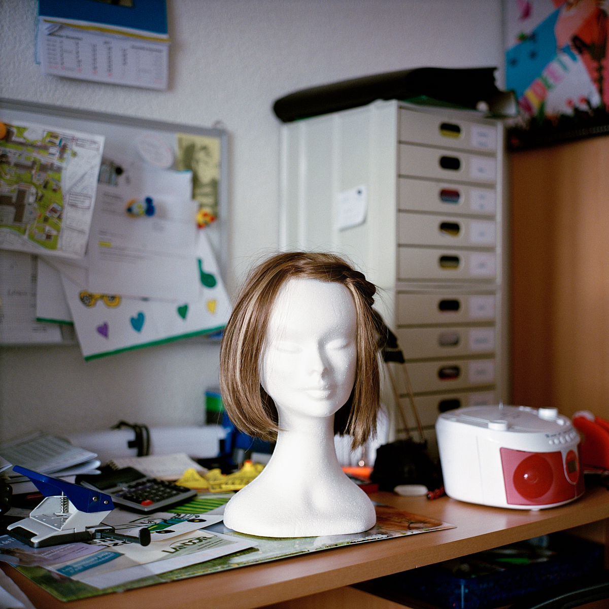 La perruque d’Ilona est déposée sur cette tête de mannequin lorsqu’elle ne la porte pas. Lentigny, décembre 2017.