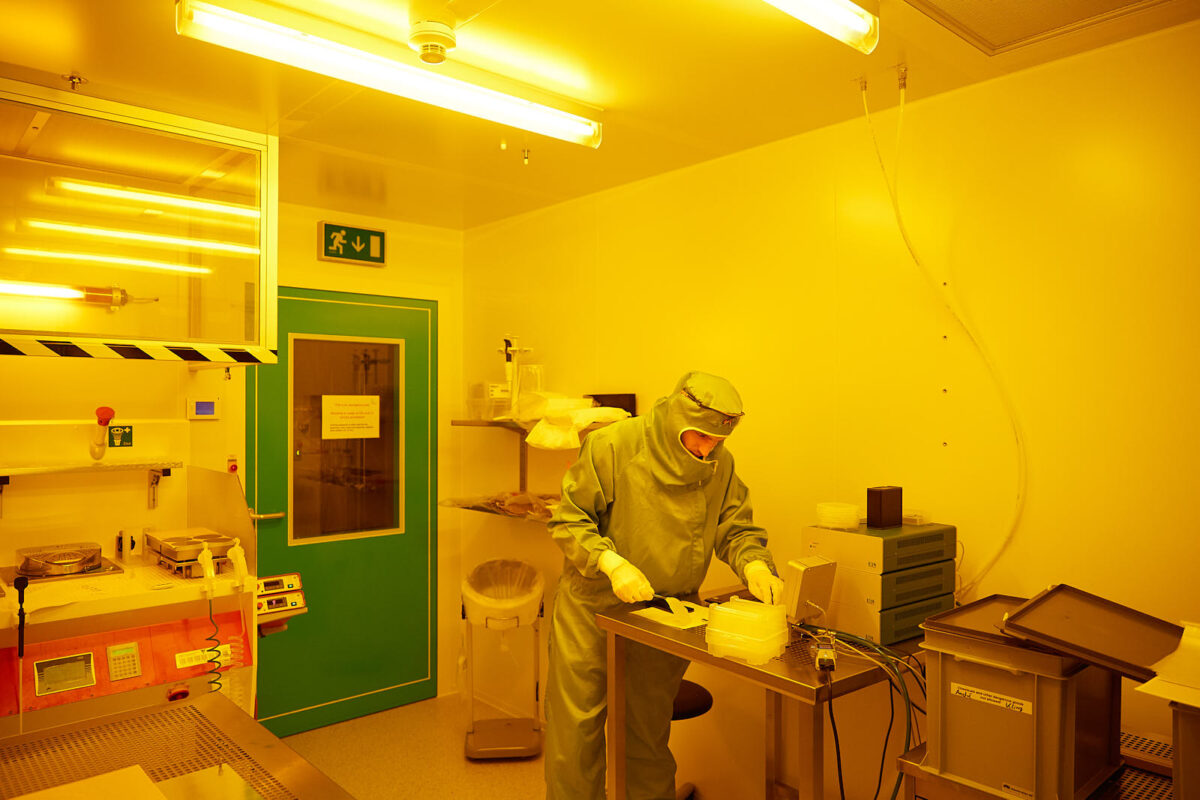  - Microsystems engineer André Kling, working in the laboratory of Prof. Dr. Petra Dittrich (ETH, D-BSSE) to produce the microchips used by Prof. Aceto and his team. The fabrication process requires a cleanroom facility with a yellow non-UV light environment. ETH (D-BSSE), December 2019. - Copyright © Stéphanie Borcard & Nicolas Métraux / BM PHOTOS - Basel - Canton de Zurich - Suisse - 