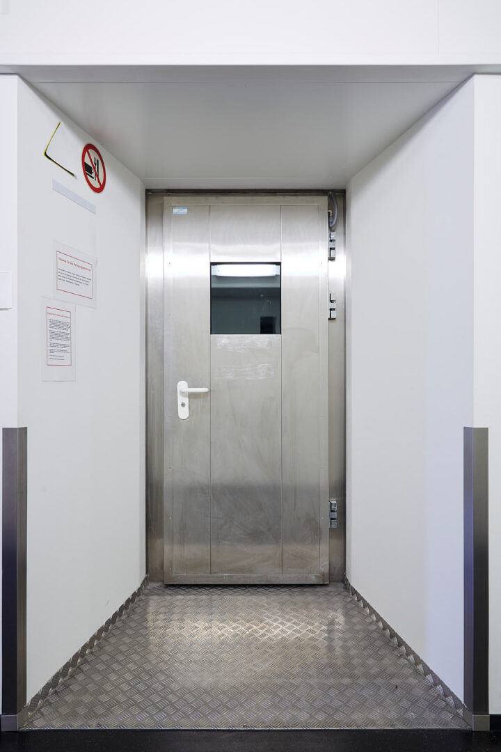  - An INOX door, providing entry to a cold room at the Department of Biomedicine, University of Basel. UNI Basel, November 2019. - Copyright © Stéphanie Borcard & Nicolas Métraux / BM PHOTOS - Basel - Canton de Zurich - Suisse - 