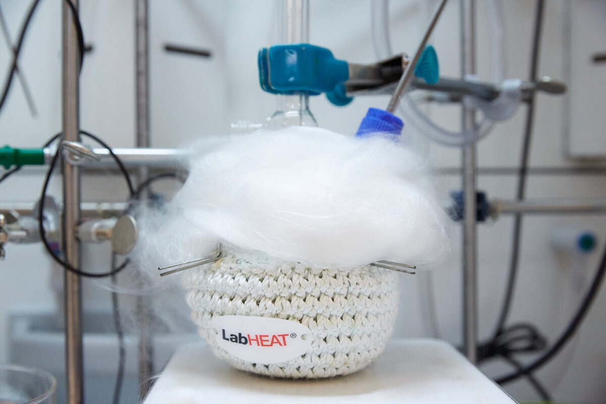  - A reaction flask where the copper nanoparticles are carefully prepared using solution chemistry. EPFL Sion, December 2019 - Copyright © © S. Borcard - N. Metraux - Sion - Canton de Valais - Suisse - 