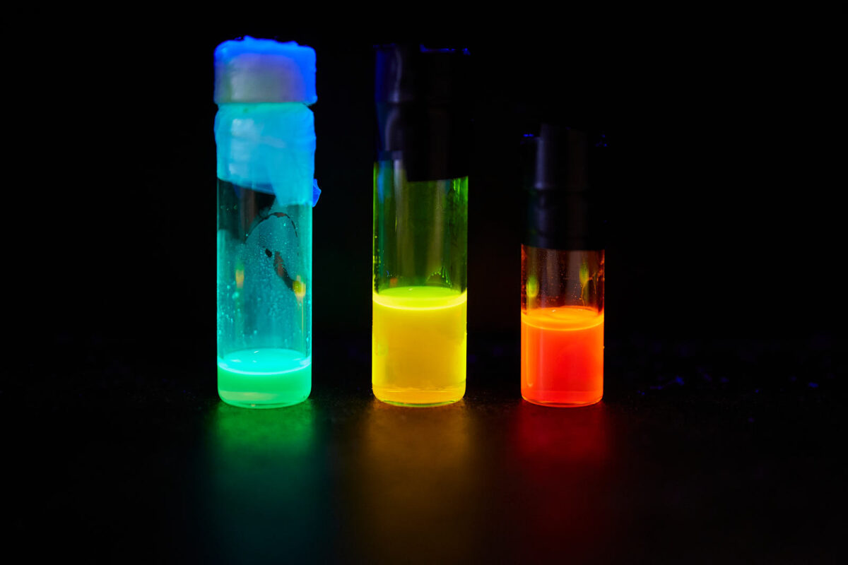  - Colloidal quantum dots irradiated with a UV light. Different sized quantum dots emit different color light due to quantum confinement. EPFL Sion, December 2019 - Copyright © © S. Borcard - N. Metraux - Sion - Canton de Valais - Suisse - 