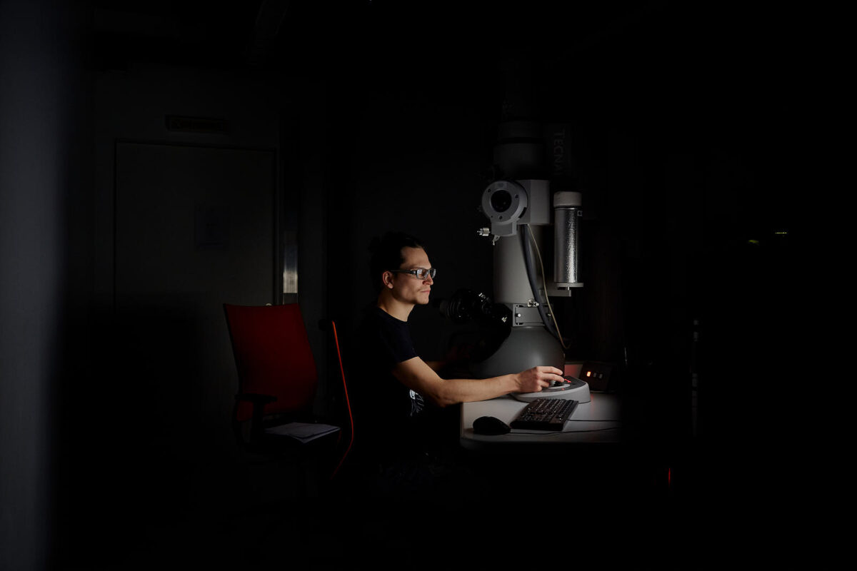  - Yannick Guntern, 28, 3rd year PhD manipulates the electron microscope to capture images of gold particles. EPFL Sion, December 2019. - Copyright © © S. Borcard - N. Metraux - Sion - Canton de Valais - Suisse - 