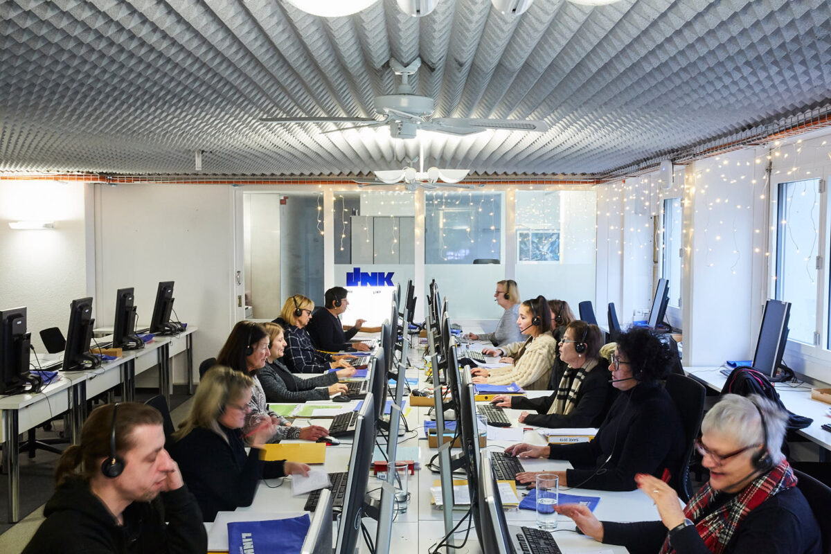  - Inside the LINK call center. Silja Häusermann’s research uses public opinion surveys to understand citizens' preferences and priorities. A typical question might be: « Would you find it acceptable for the government to slightly lower maximum pension benefits in order to fund the expansion of affordable, good quality childcare services? » Link Institute, Luzern, December 2019. - Copyright © © S. Borcard - N. Metraux - Zurich - Canton de Zurich - Suisse - 