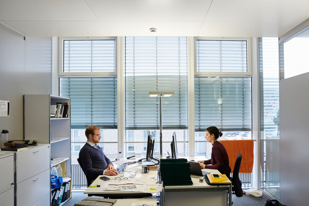  - Lukas Haffert, 32, and Céline Colombo, 35, both postdocs, at work. Uni Zürich, December 2019. - Copyright © Stéphanie Borcard & Nicolas Métraux / BM PHOTOS - Zurich - Canton de Zurich - Suisse - 